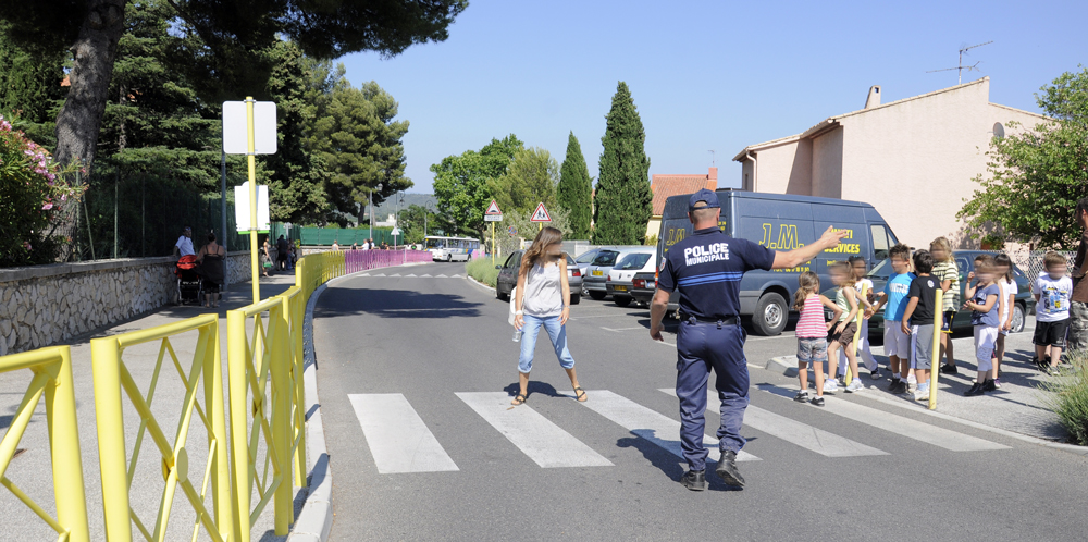 le bon sens aux abords des ecoles.jpg