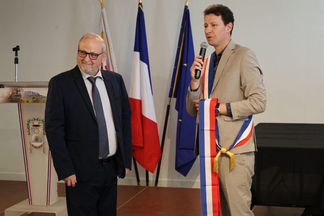 Le maire Yves Palmieri remet une écharpe tricolore à un adjoint lors d’une cérémonie officielle.
