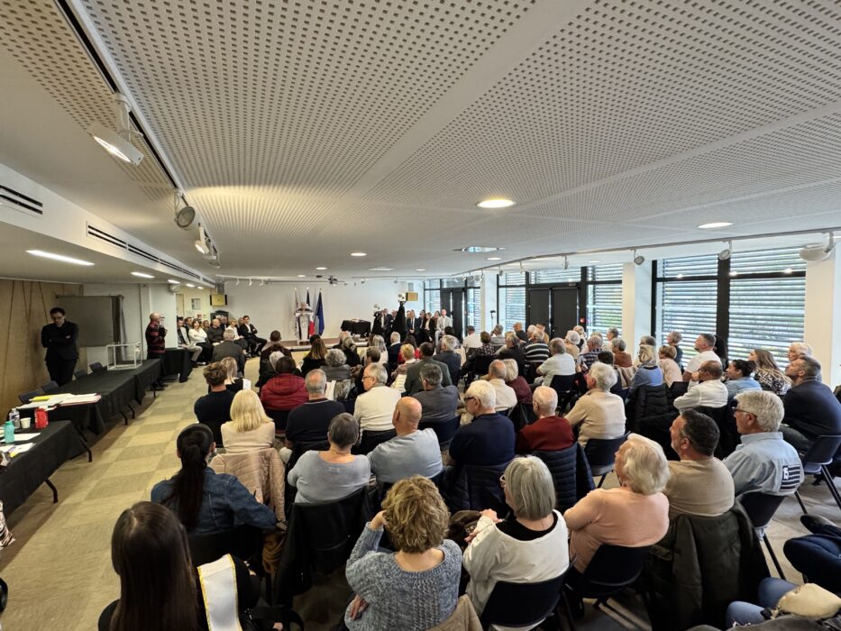 Cérémonie d’investiture du conseil municipal devant un public assis dans une salle de réunion.