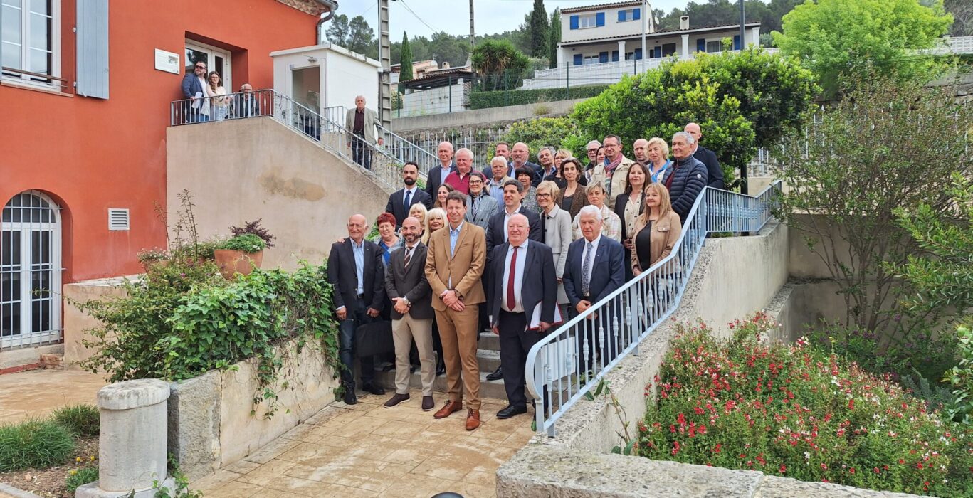 « Photo de groupe du conseil communautaire de la Communauté de communes de la Vallée du Gapeau »