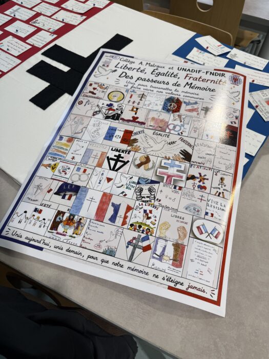 Affiche réalisée par les élèves du collège André-Malraux de La Farlède et l’Unadif-FNDIR pour la cérémonie de transmission du drapeau. L’affiche, intitulée 'Liberté, Égalité, Fraternité, Des passeurs de Mémoire', est décorée de dessins colorés illustrant les valeurs de paix, de résistance et de citoyenneté. On y voit des drapeaux français, des colombes, des mains entrelacées, et des messages comme 'Unis aujourd’hui, unis demain, pour que notre mémoire ne s’éteigne jamais