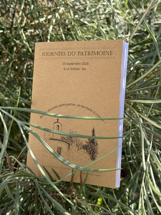 Livret des Journées du Patrimoine 2026 photographié au milieu de la végétation, lors de la balade dessinée « Fêter le territoire » à La Farlède.