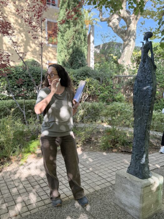 Une intervenante présente une sculpture dans un jardin lors de la balade dessinée des Journées du patrimoine à La Farlède.