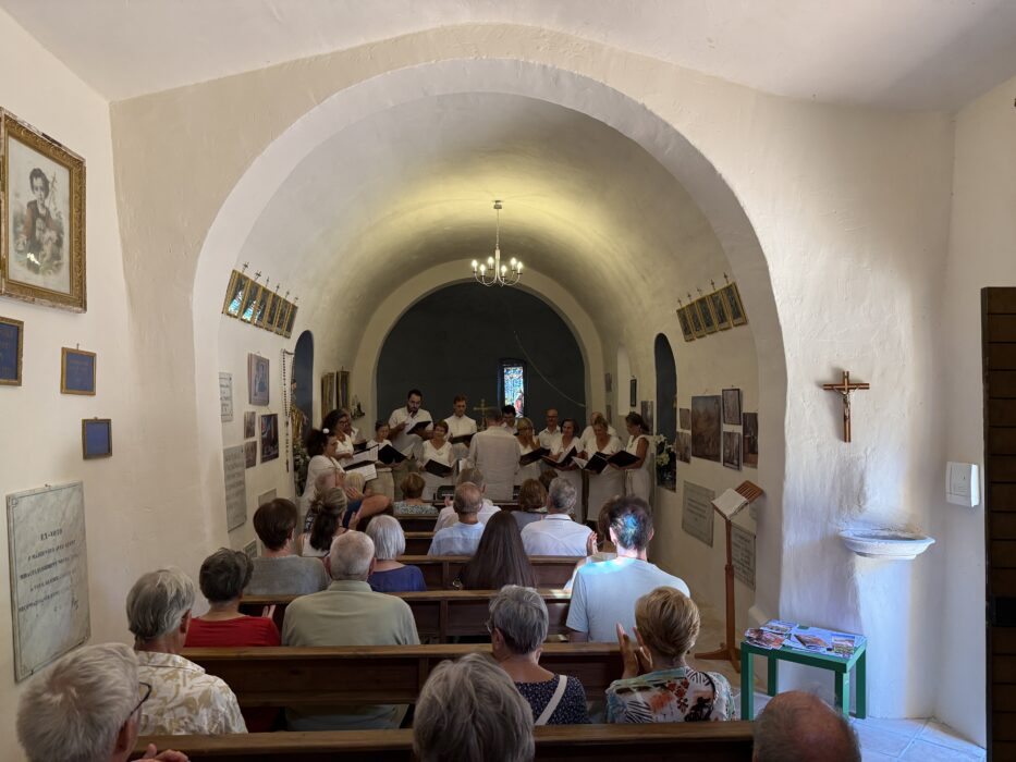 Vue d’ensemble de la chapelle de la Trinité à La Farlède, avec la chorale Les Poly-sons se produisant devant le public lors des Journées du Patrimoine 2026.