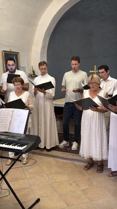 La chorale Les Poly-sons, avec le maire de La Farlède au centre, chante dans la chapelle de la Trinité lors des Journées du Patrimoine 2026.