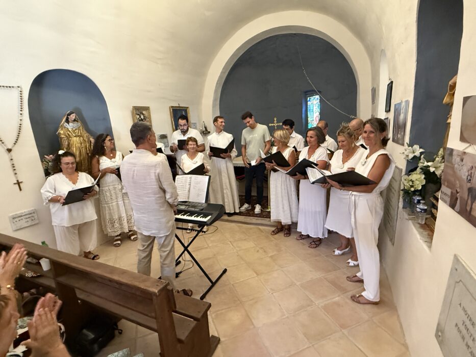 La chorale Les Poly-sons chante dans la chapelle de la Trinité à La Farlède lors des Journées du Patrimoine 2026.