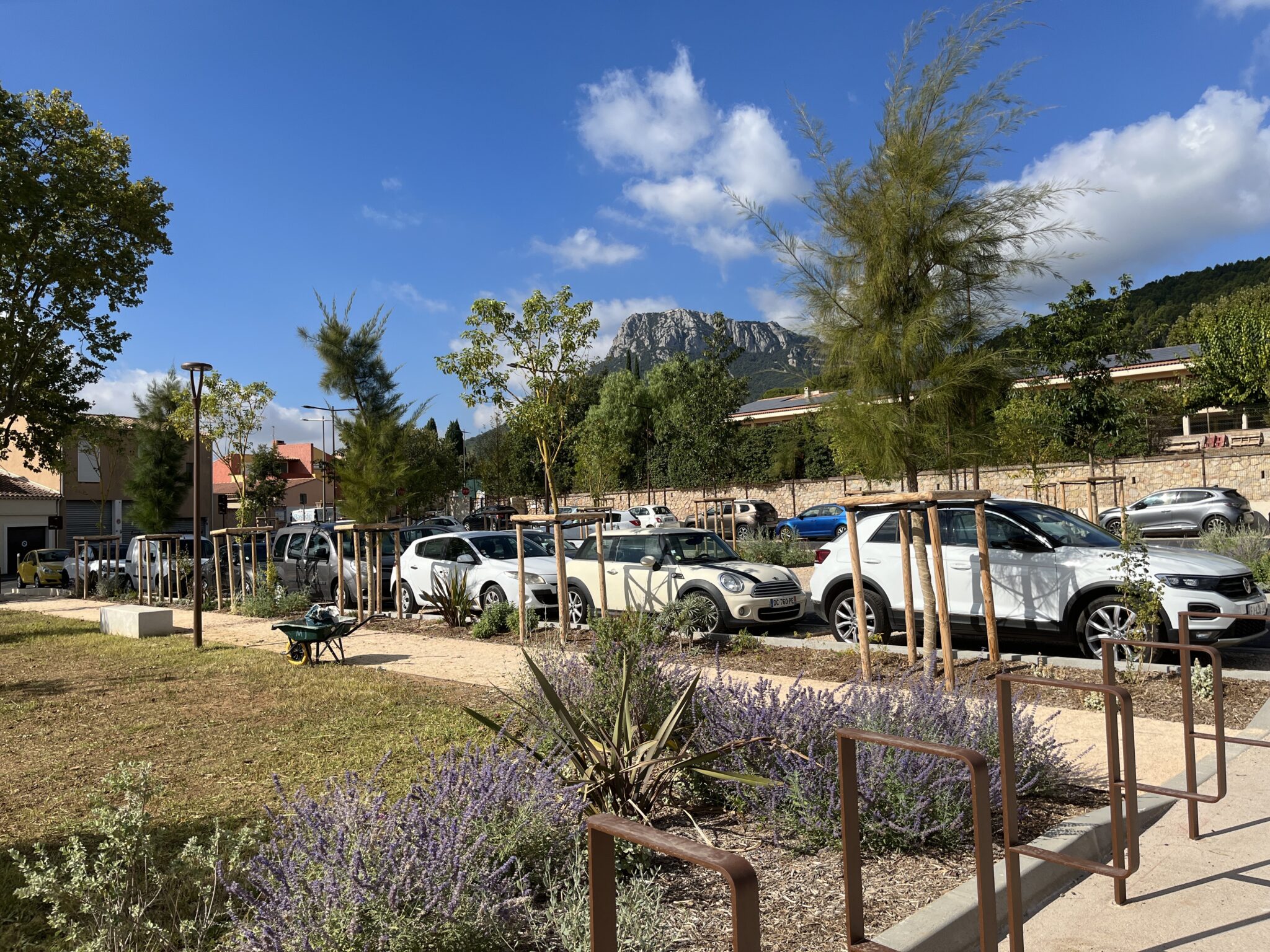 Parking des Anciens Combattants d’Indochine à La Farlède, avec ses espaces paysagers, ses plantations et le mont Coudon en arrière-plan.
