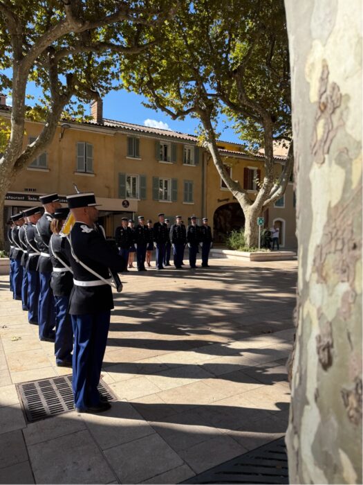 Prise de commandement de la brigade de gendarmerie de La Farlède. Des gendarmes en tenue de cérémonie alignés en deux rangées sur la place de la Liberté, devant la mairie.