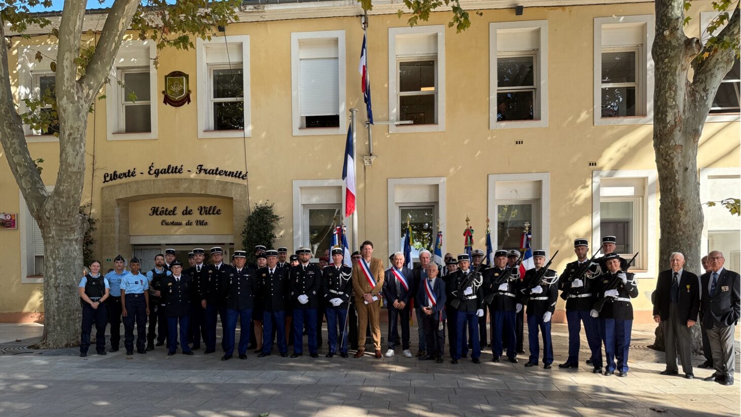 Prise de commandement de la brigade de gendarmerie de La Farlède. Le maire Yves Palmieri en écharpe tricolore, au centre aux côtés du lieutenant Jaillet en uniforme, entourés d'élus et de militaires, devant la mairie.
